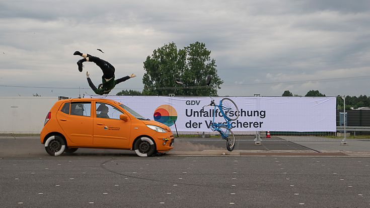 UDV-Studie: Mehr schwere Fahrradunfälle auf Landstraßen – sichere Radwege fehlen (© Harald Almonat / UDV)