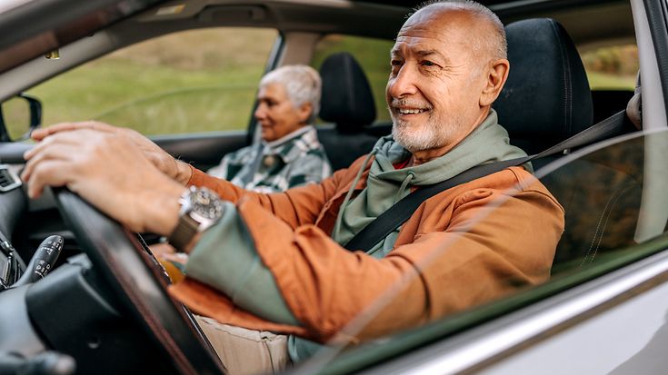 Mehr Senioren verunfallen mit dem Auto - UDV will Fahrkompetenz und Mobilität stärken (© Pekic / Gettyimages)