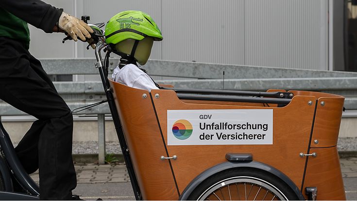 Safe transportation of children by bike (© Harald Almonat / UDV)