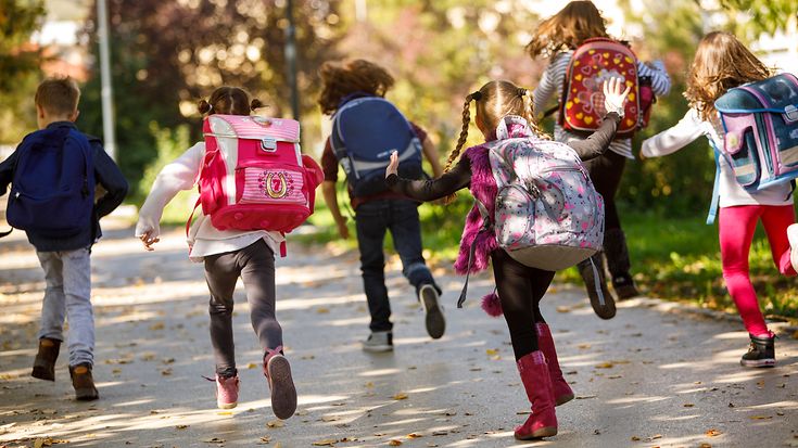 Schulweg zu Fuß (© Damircudic/GettyImages)