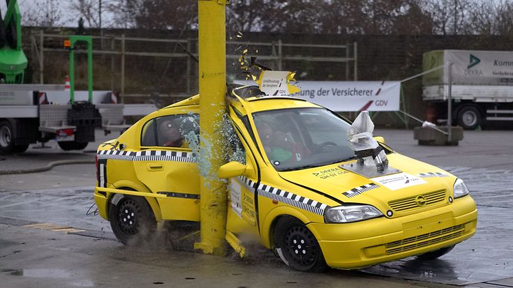 449 Verkehrstote an Bäumen im Jahr 2024 (© UDV)